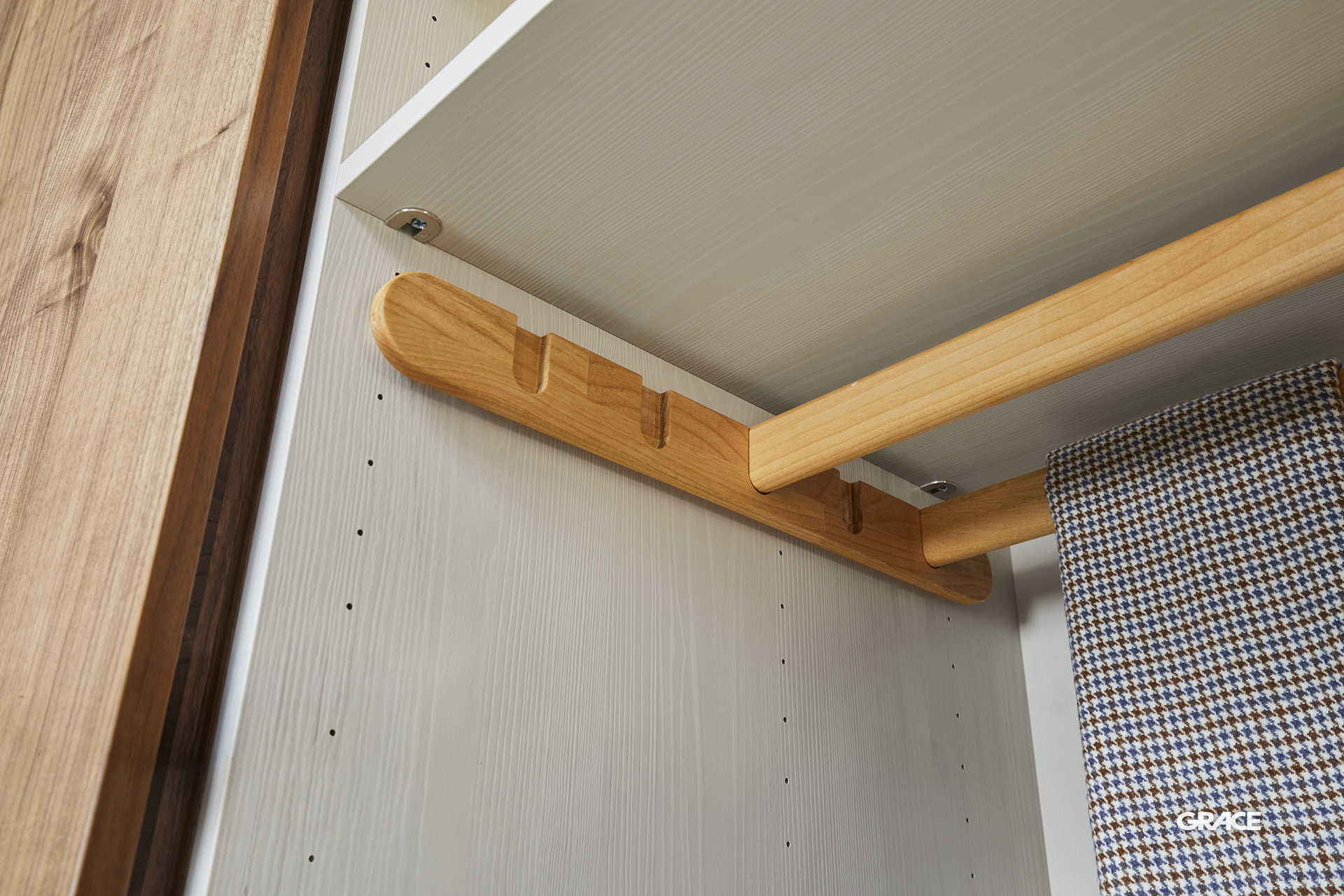 GRACE cabinet wood grained 09